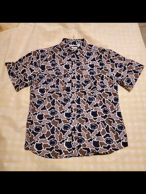 Casual Short-Sleeve Button-Down Shirt in Brown & Navy Abstract Print
